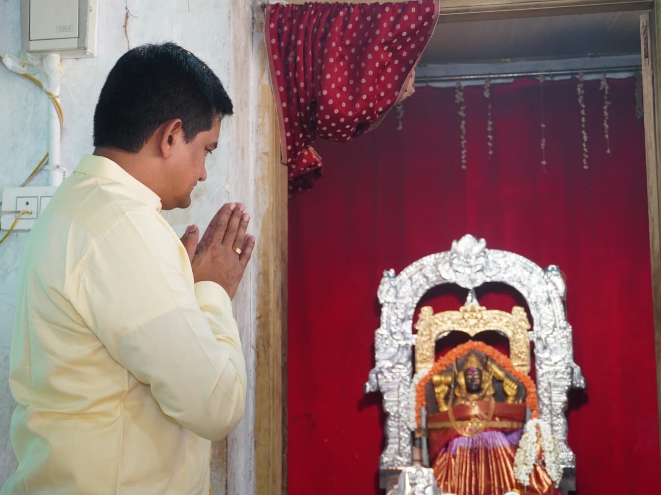 అమ్మవారి సన్నిధిలో మంత్రి కొండపల్లి పూజలు