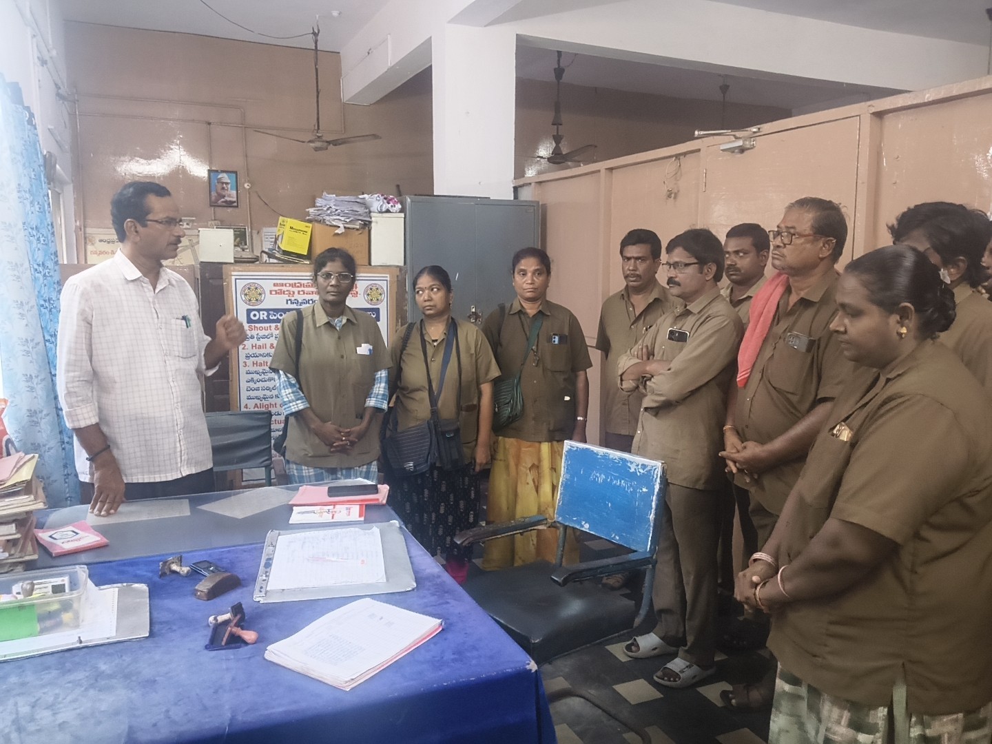 అన్ని స్టేజీలలో బస్సులు ఆపండి: డీఎం