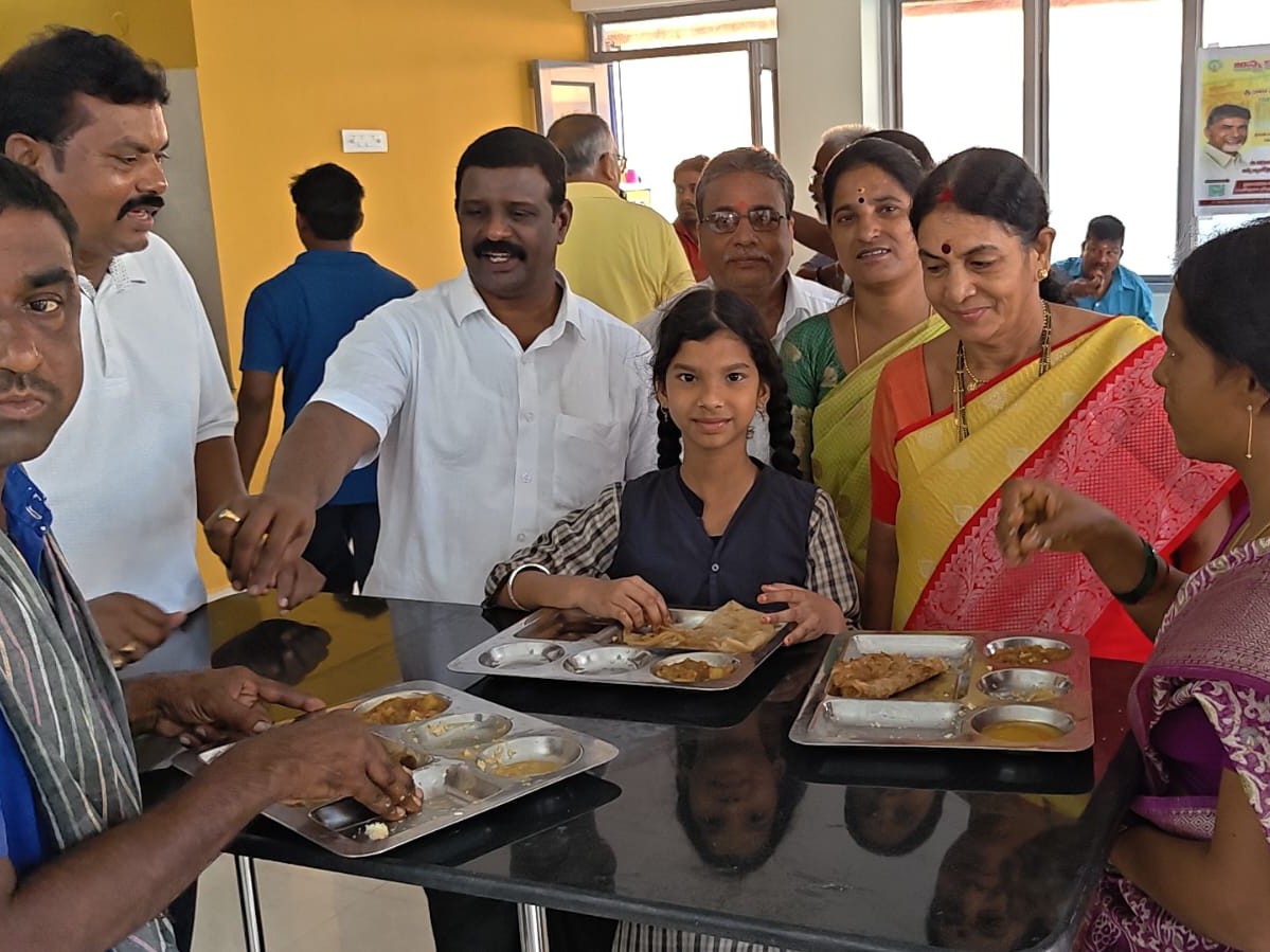 అన్న క్యాంటీన్‌లో పిల్లలతో టిఫిన్ చేస్తున్న మాజీ జడ్పీటీసీ