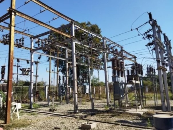 విద్యుత్ కోతలతో ఇబ్బంది పడుతున్న ప్రజలు