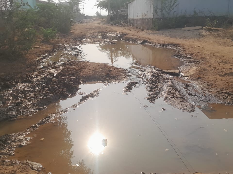 వృధాగా పోతున్న నీరు.. పట్టించుకోని అధికారులు