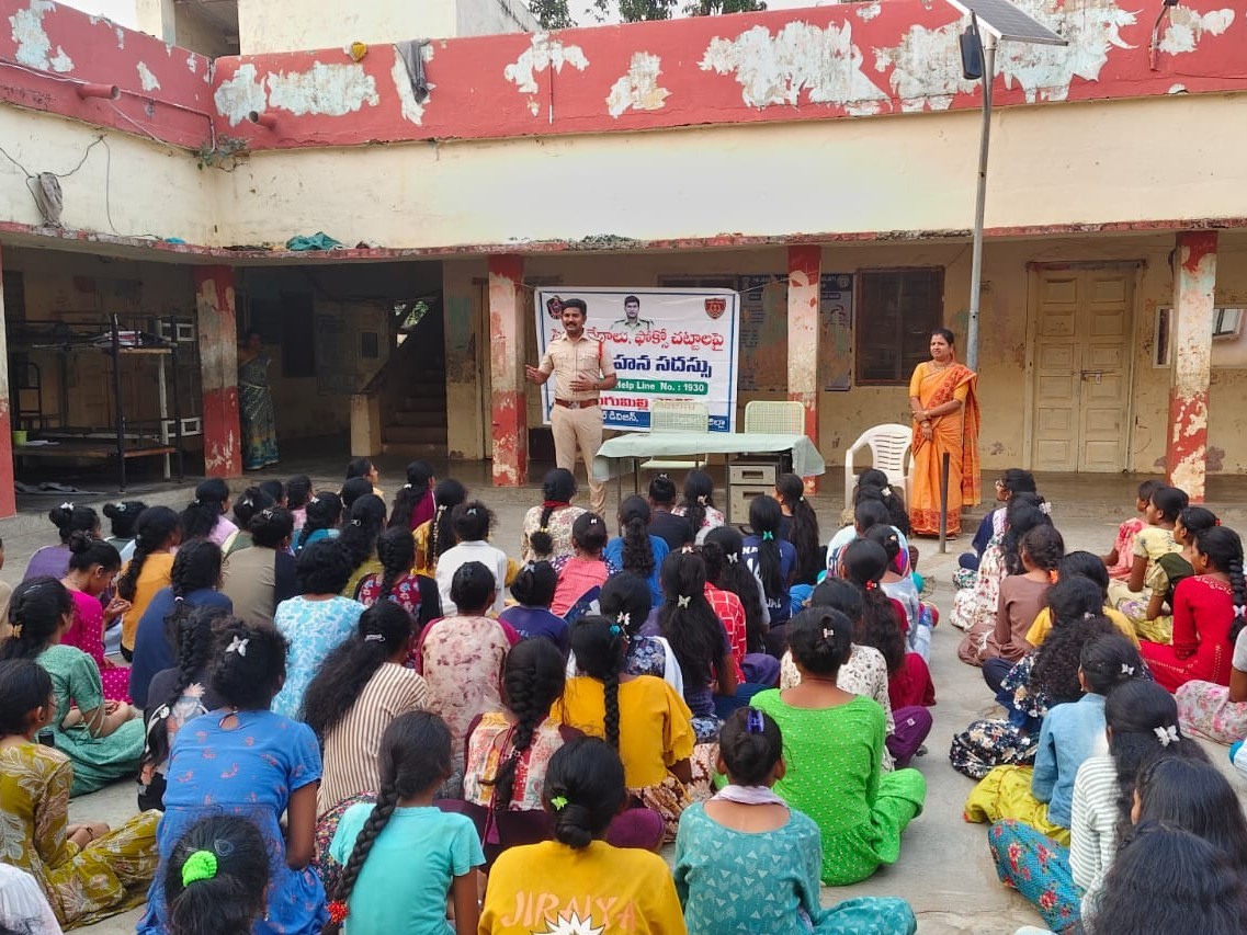 పెరుగుతున్న నేరాలపై విద్యార్థులకి అవగాహన