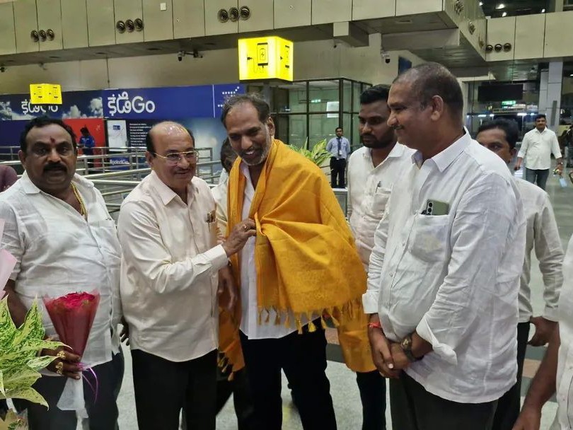 రాజమండ్రి ఎయిర్ పోర్ట్‌లో మంత్రికి ఘన స్వాగతం