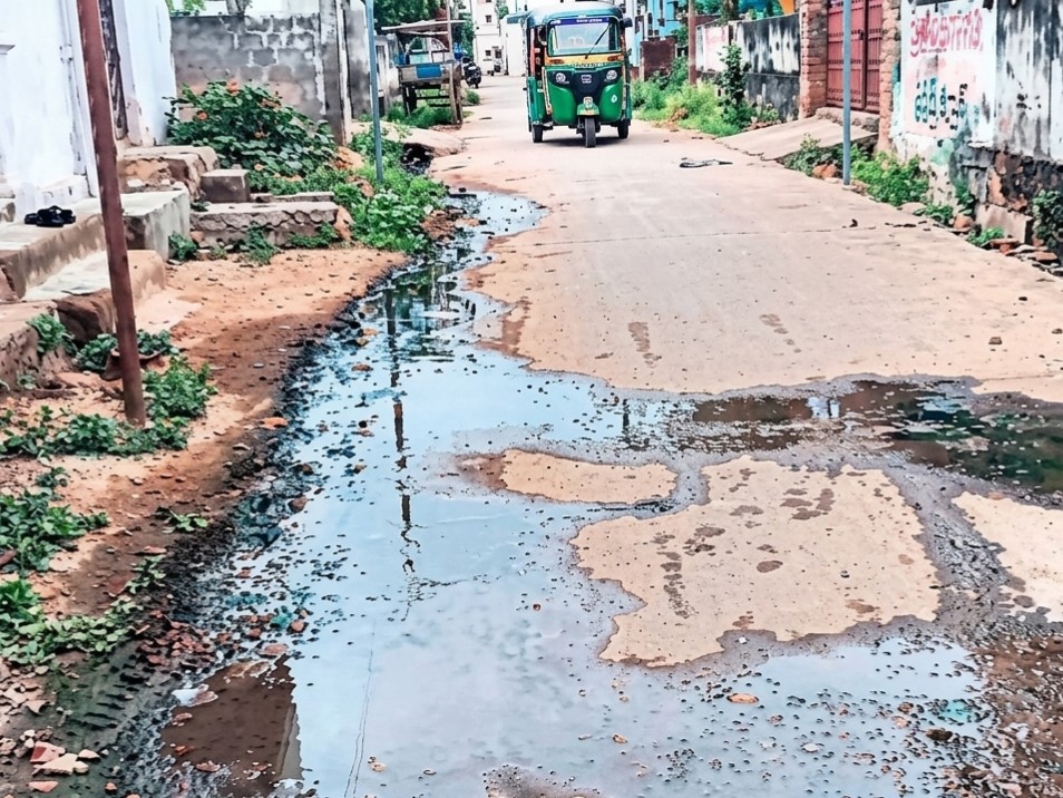 రోడ్డుపై మురుగు ప్రవాహం..!