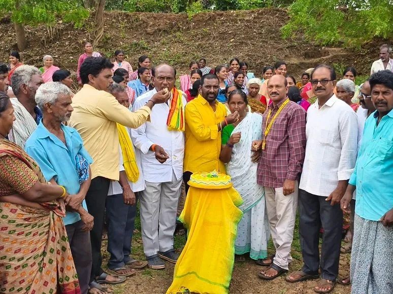 ఉపాధి హామీ కూలీల మధ్య సీఎం పుట్టినరోజు వేడుకలు