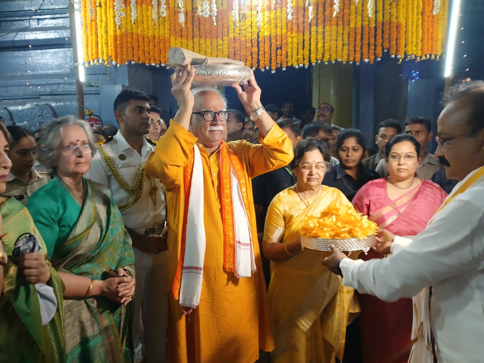 శ్రీ వరాహ లక్ష్మీ నృసింహ స్వామిని దర్శించిన అశోక్ గజపతి