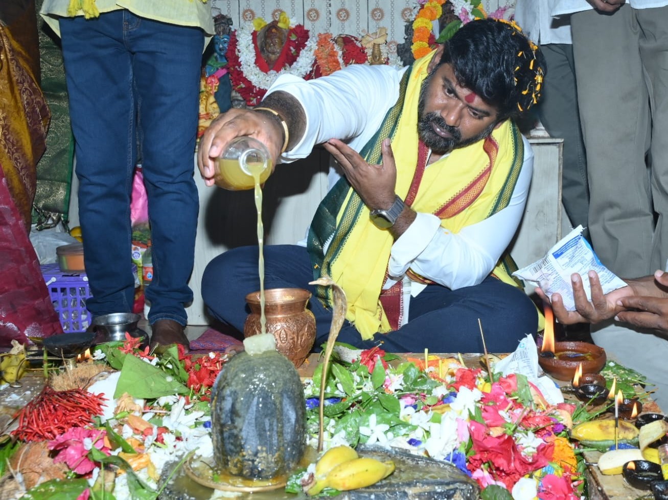 CM జన్మదినం సందర్భంగా పూజలు చేసిన ఎమ్మెల్యే