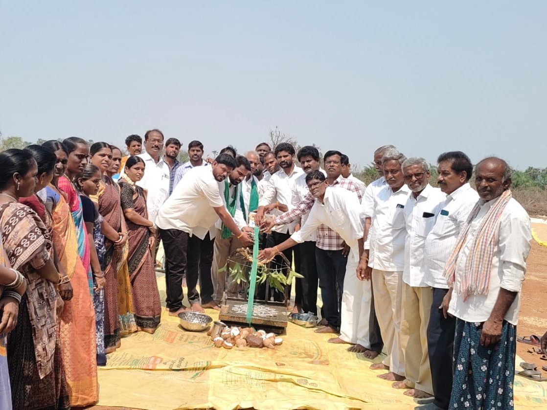 కొనుగోలు కేంద్రాన్ని ప్రారంభించిన చైర్మన్