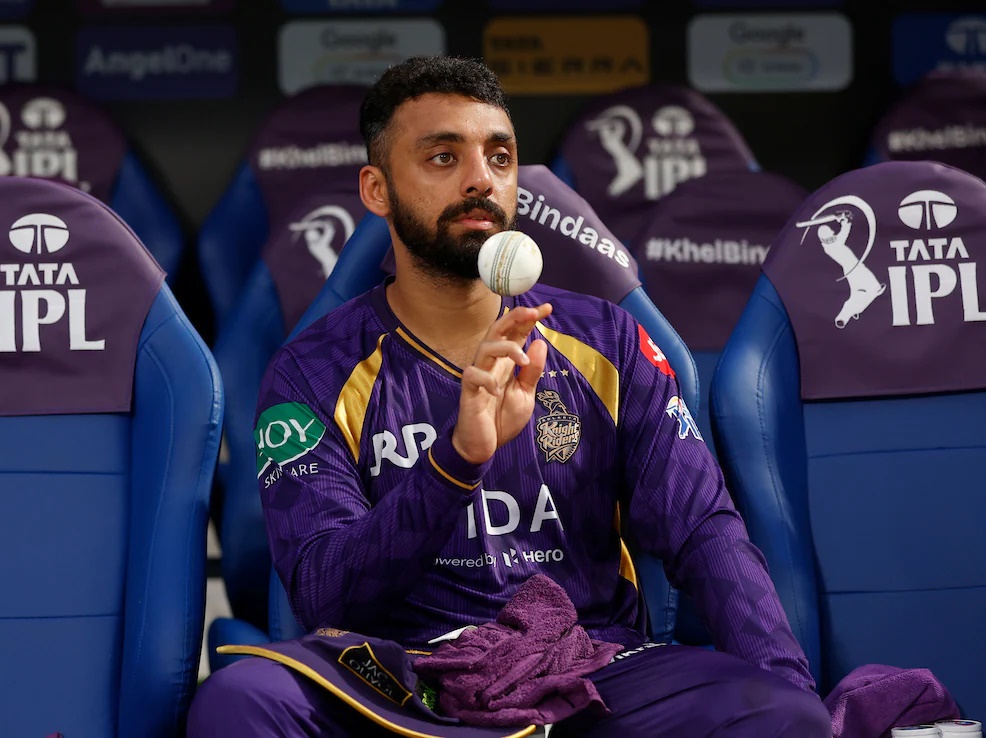 డ్రెస్సింగ్ రూమ్‌లో ఏడ్చేశారు: వరుణ్ చక్రవర్తి