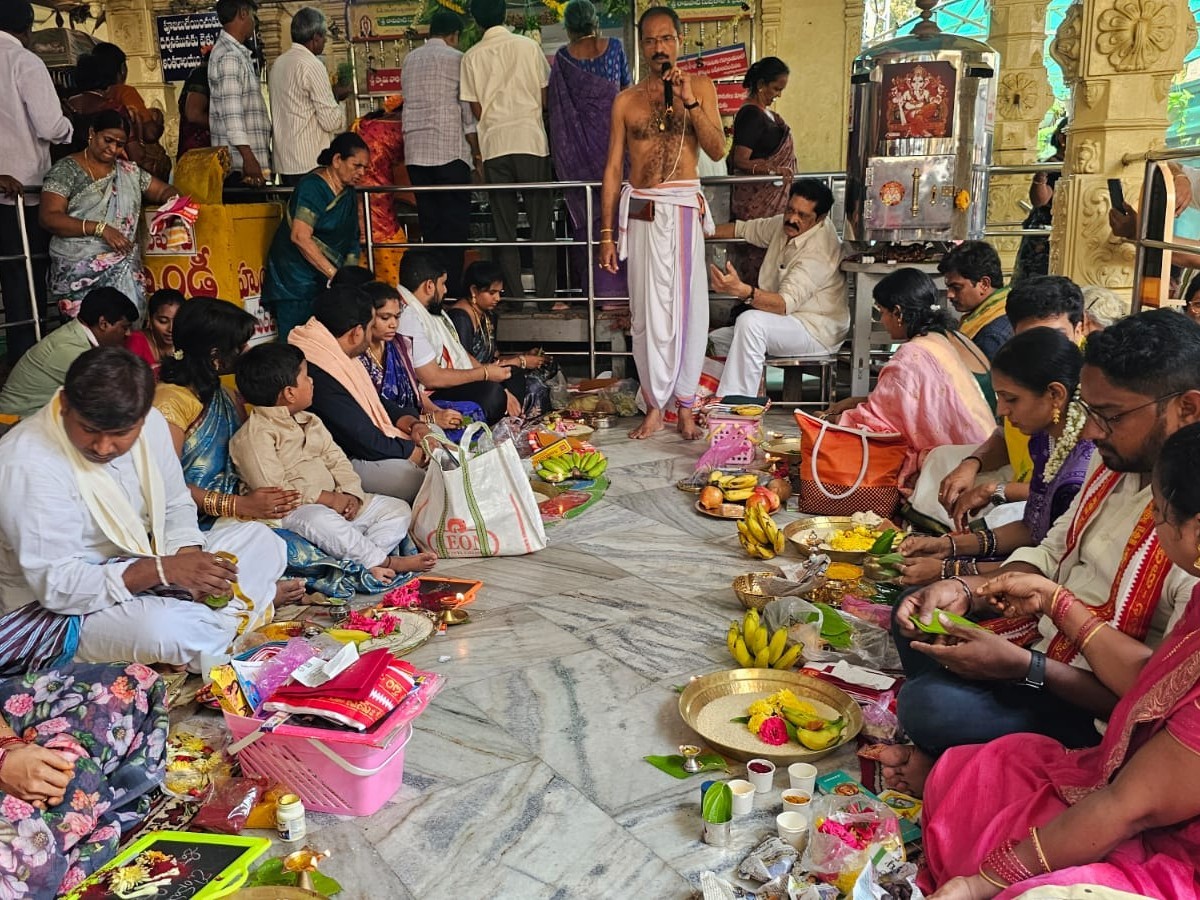 విఘ్నేశ్వరుని ఆలయం వద్ద భారీగా అక్షరాభ్యాసాలు