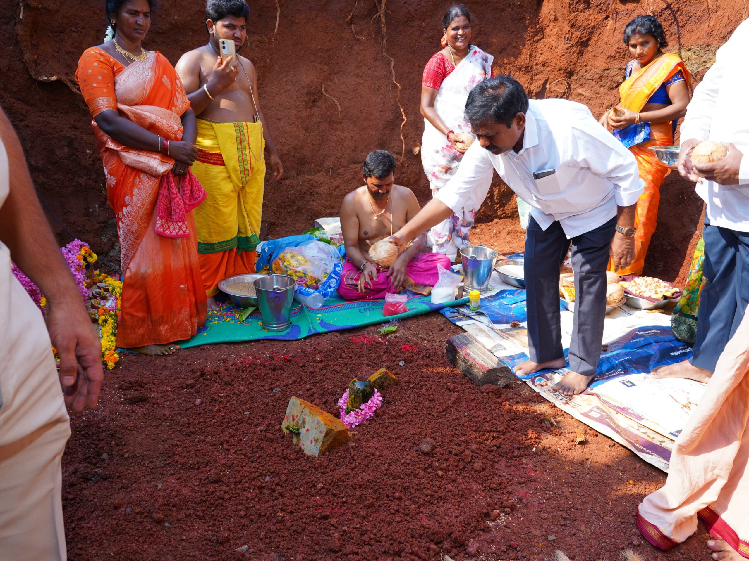 శివాలయం నిర్మాణ పనులకు మంత్రి శంకుస్థాపన