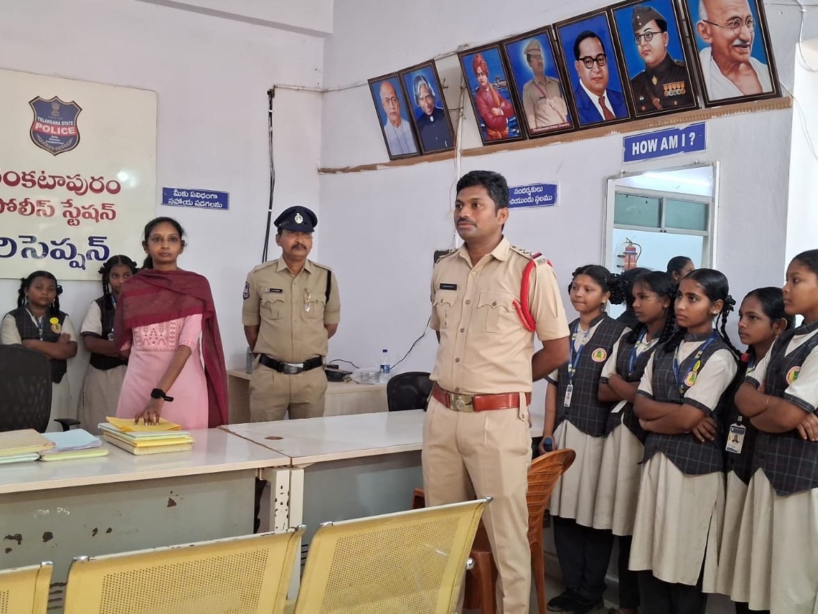 పోలీసుల విధులపై విద్యార్థులకు అవగాహన