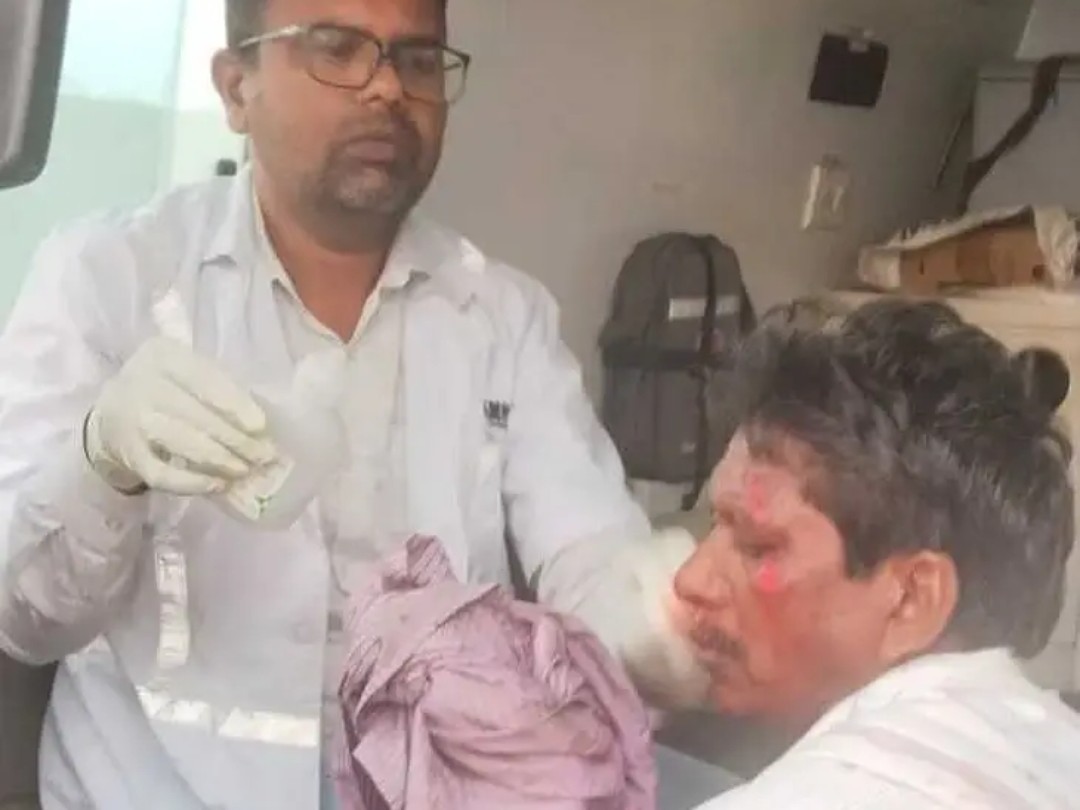 బైక్ అదుపుతప్పి వృద్ధుడికి గాయాలు