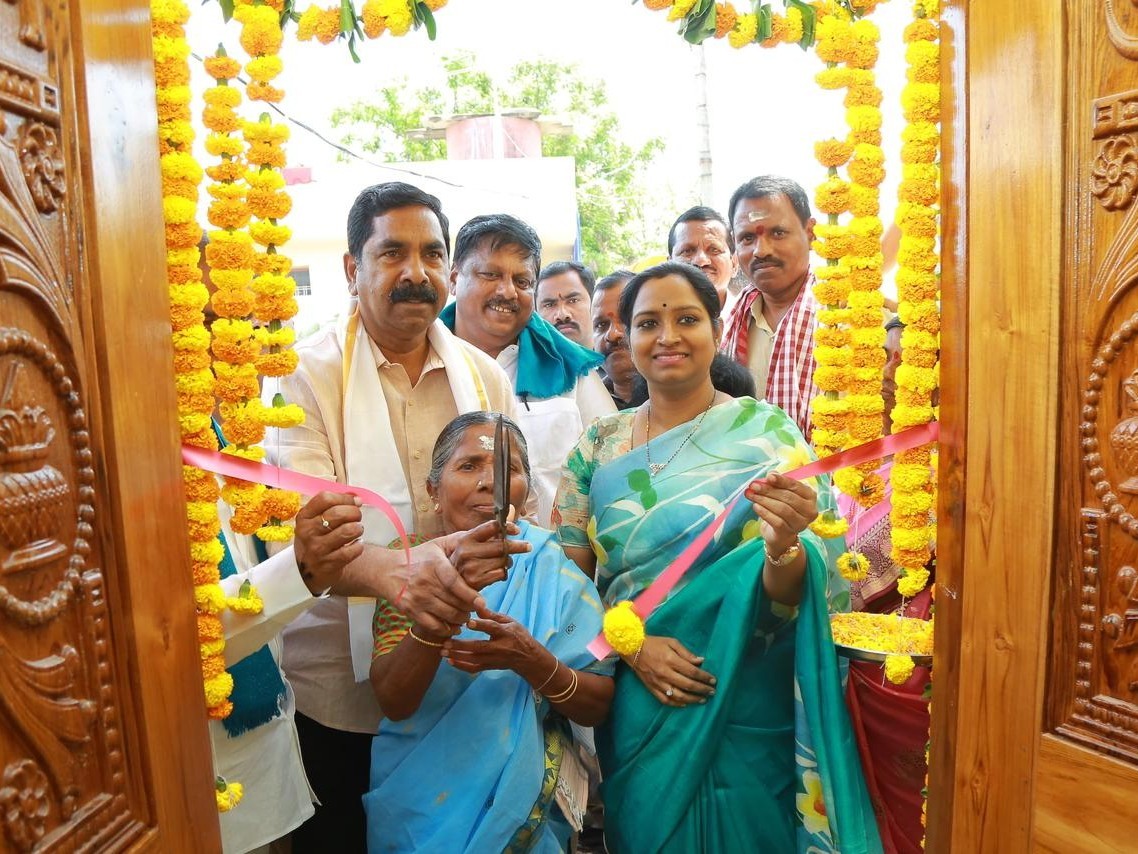 ఇందిరమ్మ ఇంటిని ప్రారంభించిన ఎమ్మెల్యే, ఎంపీ