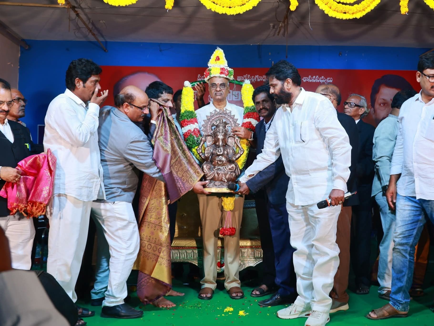 ఎమ్మెల్యేనీ సత్కరించిన బార్ అసోసియేషన్