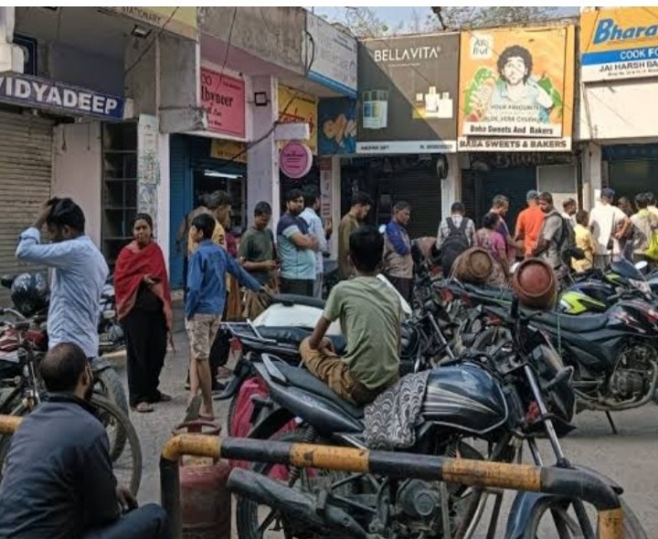 గ్యాస్ ఏజెన్సీ వద్ద వినియోగదారుల సందడి