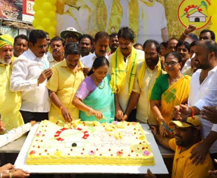 76 కేజీల కేక్ కట్ చేసిన టీడీపీ నేతలు