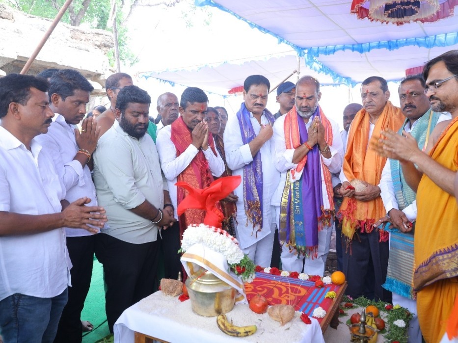 అభివృద్ధి పనుల్లో పాల్గొన్న ప్రభుత్వ విప్