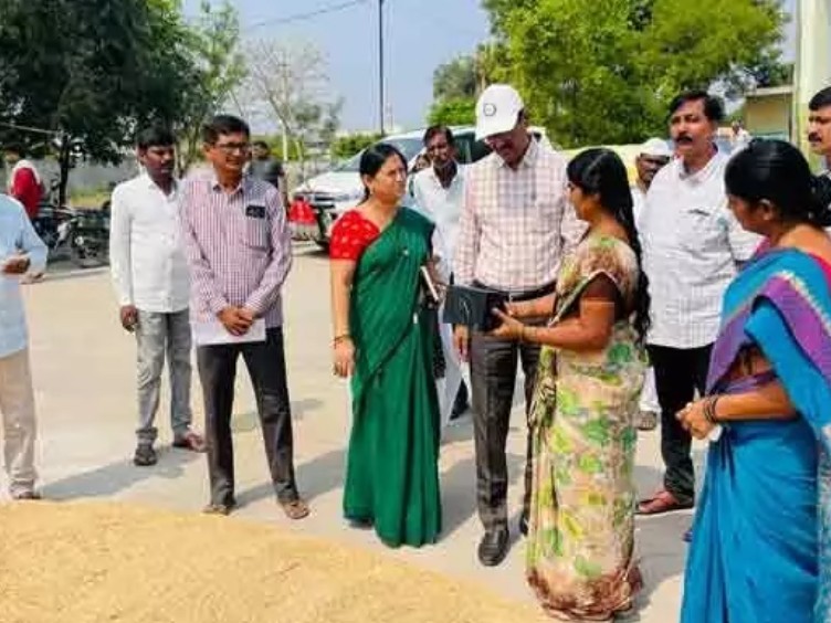 ధాన్యం కొనుగోళ్లలో జాప్యం చేయొద్దు: అదనపు కలెక్టర్