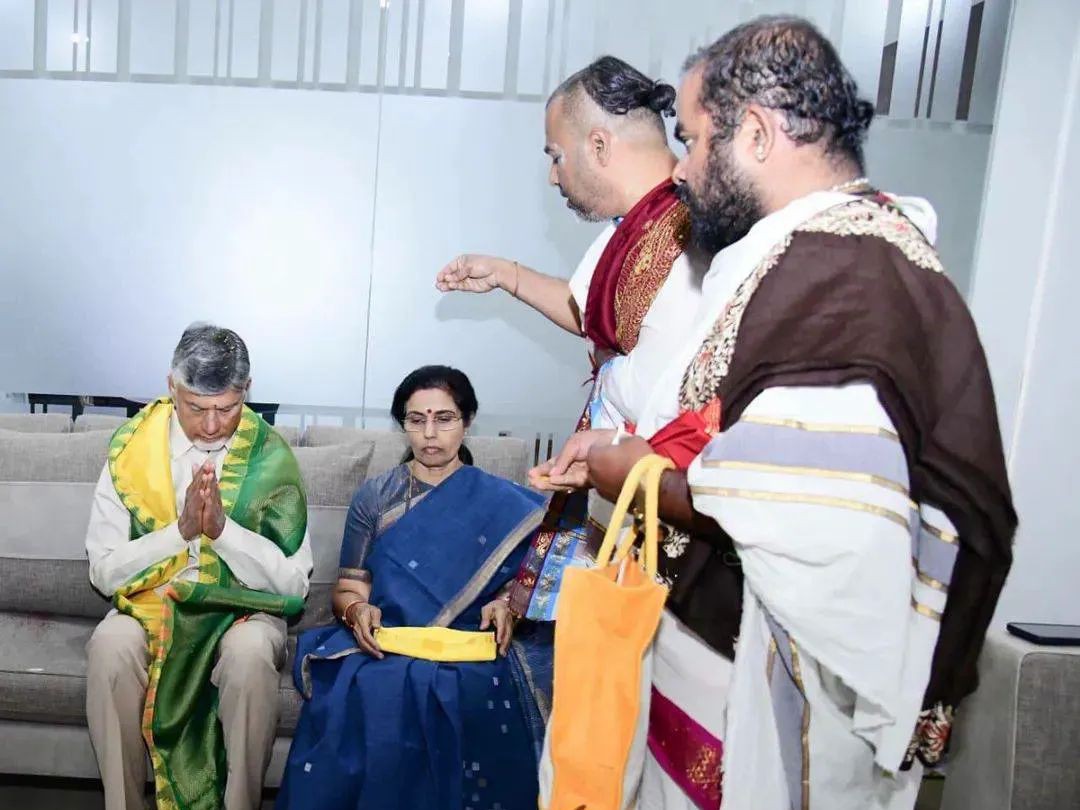 సీఎంకు అర్చకుల ఆశీర్వచనం