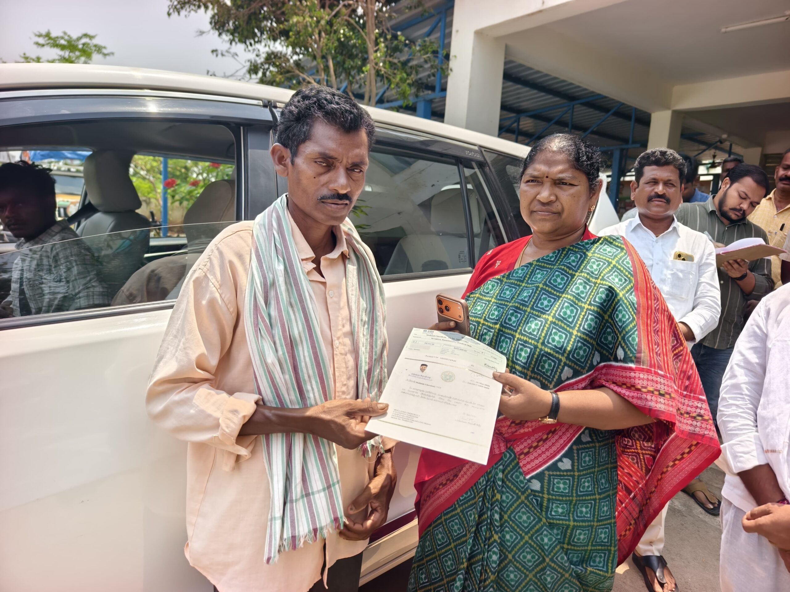 సీఎంఆర్‌ఎఫ్ చెక్కు అందజేసిన రాష్ట్ర సీతక్క