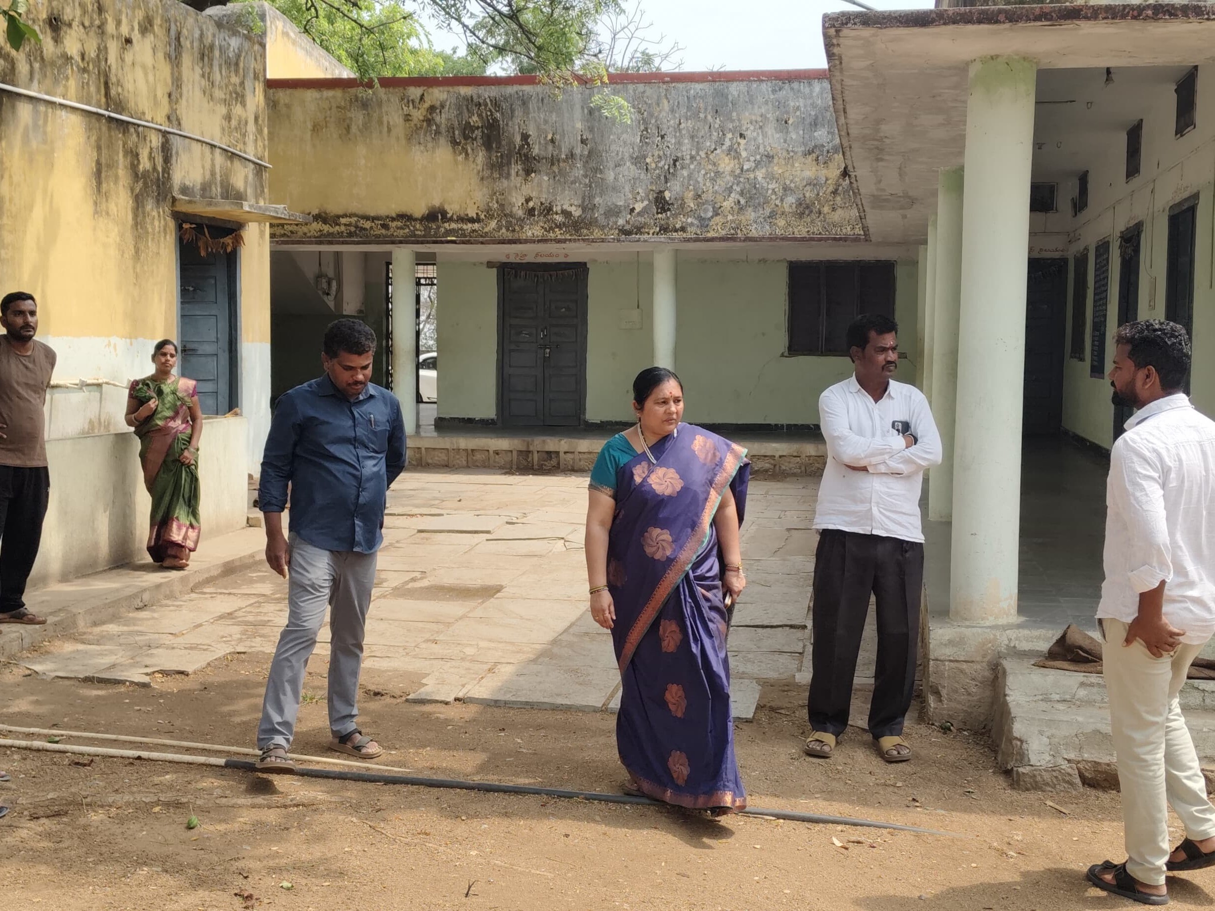 వసతి గృహాన్ని తనిఖీ చేసిన స్పెషల్ ఆఫీసర్