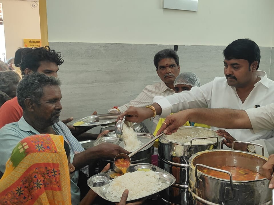 పేదలకు అన్నం వడ్డిస్తున్న ఎమ్మెల్యే భాష్యం