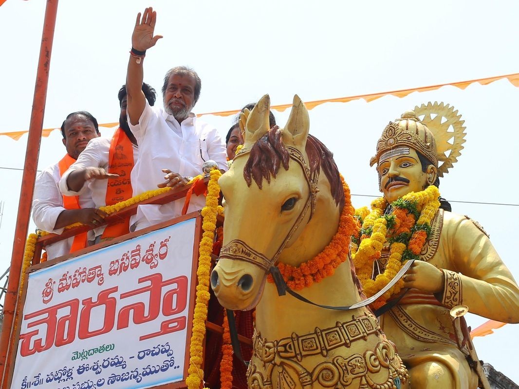 మహాత్మ బసవేశ్వరునికి నివాళులర్పించి మంత్రి