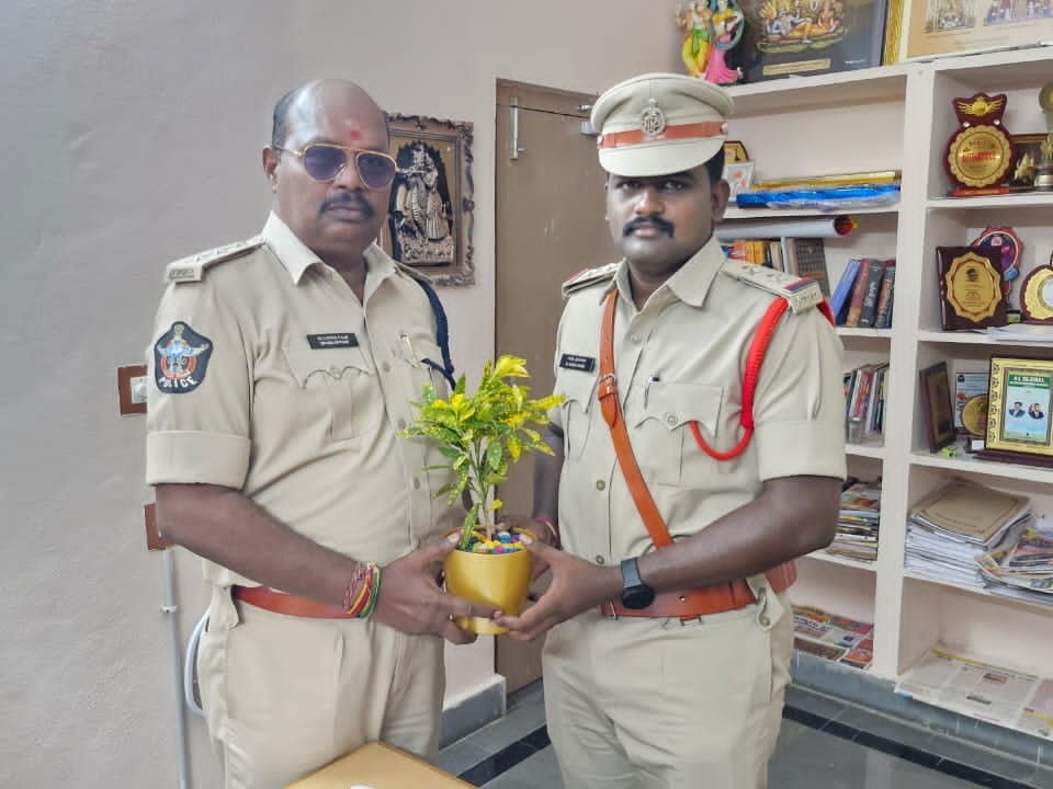 డీఎస్పీని కలిసిన ఎస్సై సైదు బాబు