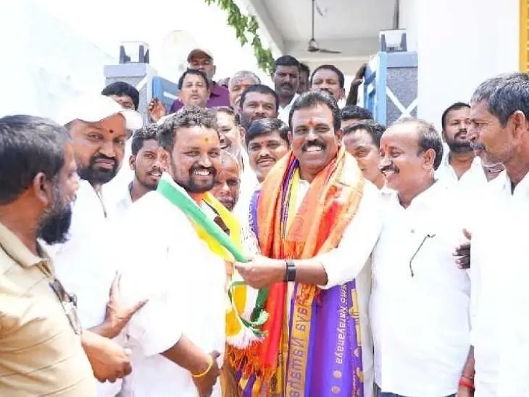 కాంగ్రెస్‌లో చేరిన సోషల్ మీడియా కో- ఆర్డినేటర్