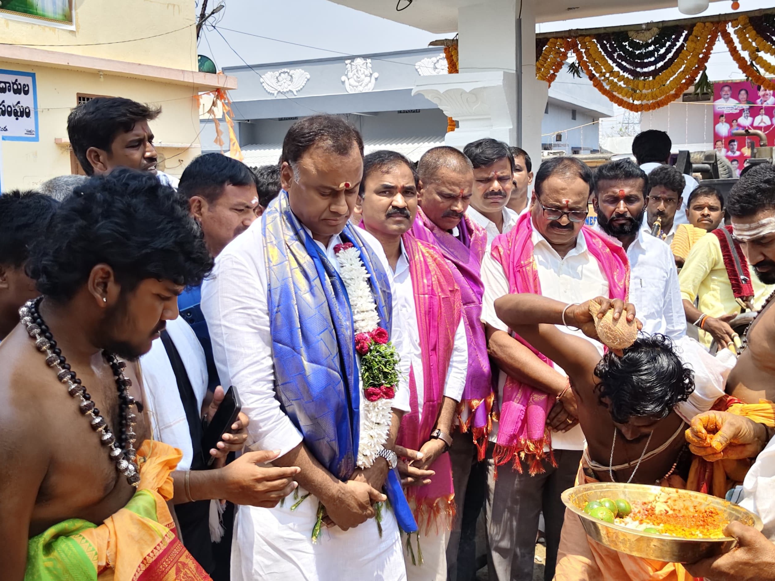 వైభవంగా విగ్రహ ధ్వజస్తంభ ప్రతిష్ట