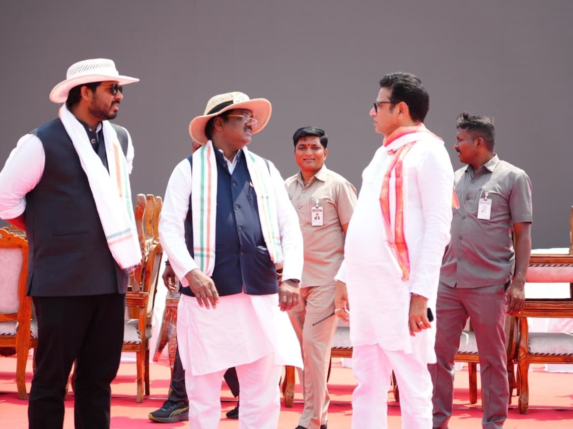 కాసేపట్లో సీఎం బహిరంగ సభ..  ఏర్పాట్లను పరిశీలించిన మంత్రులు