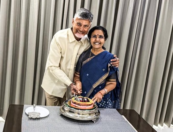 భువనేశ్వరితో కలిసి కేక్ కట్ చేసిన చంద్రబాబు