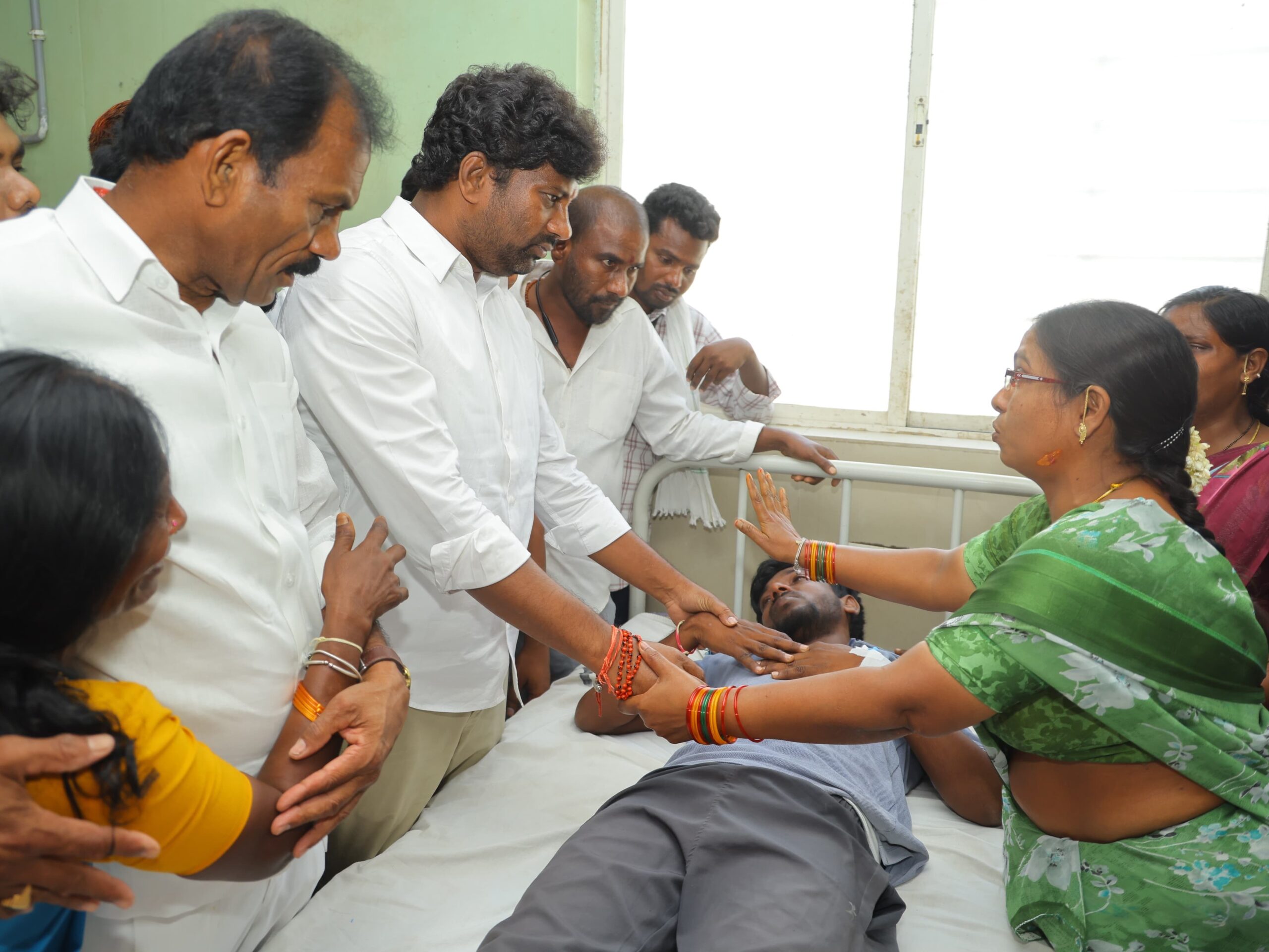 దాడిలో గాయపడ్డ వారిని పరామర్శించిన బాల్క సుమన్