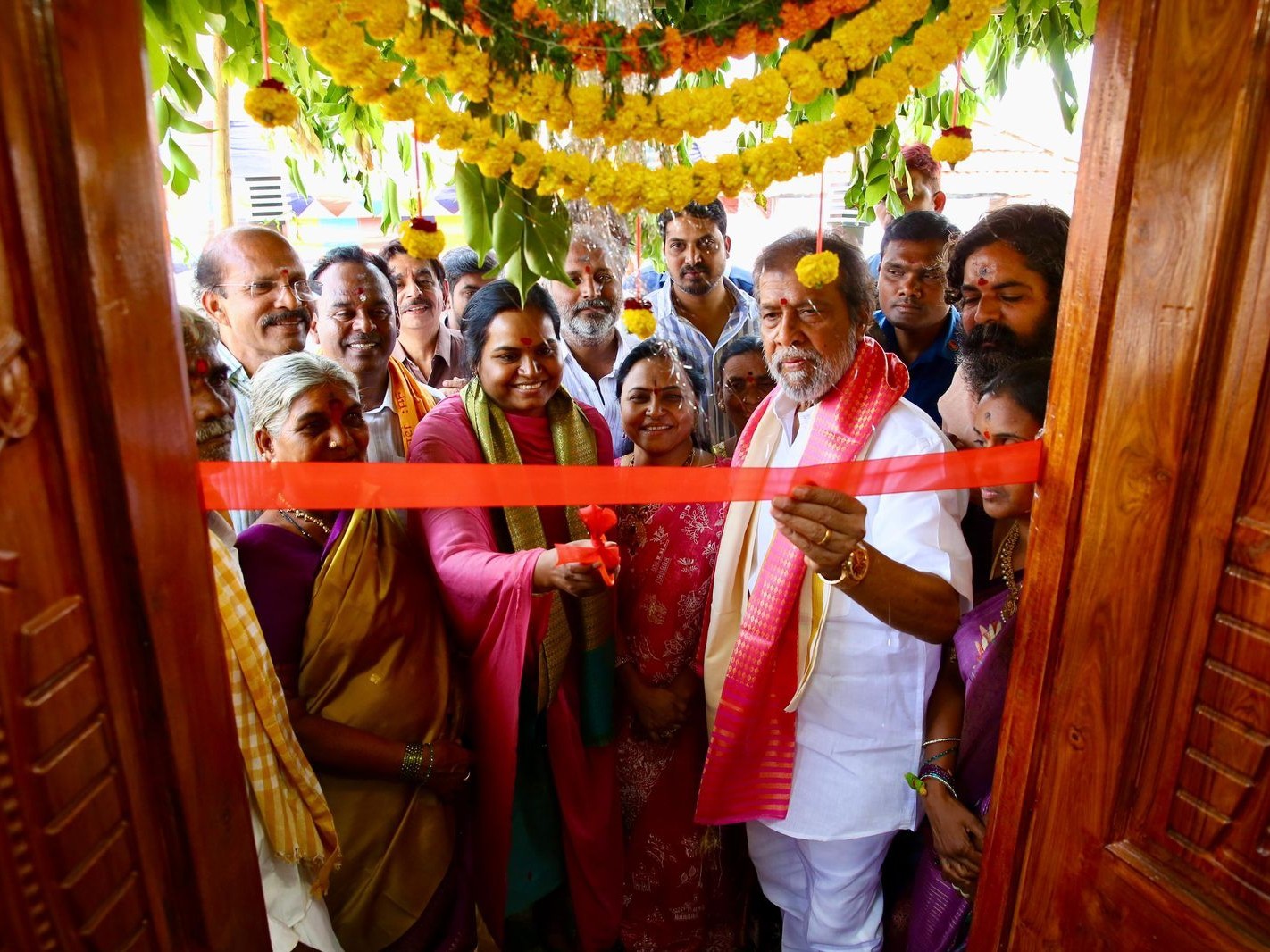 గృహప్రవేశ కార్యక్రమంలో పాల్గొన్న మంత్రి