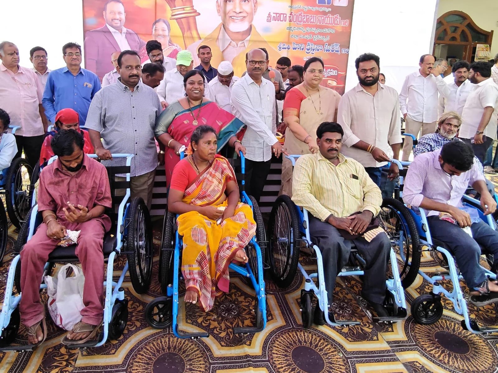 వికలాంగులకు వీల్‌చైర్లు అందజేసిన కత్తెర దంపతులు