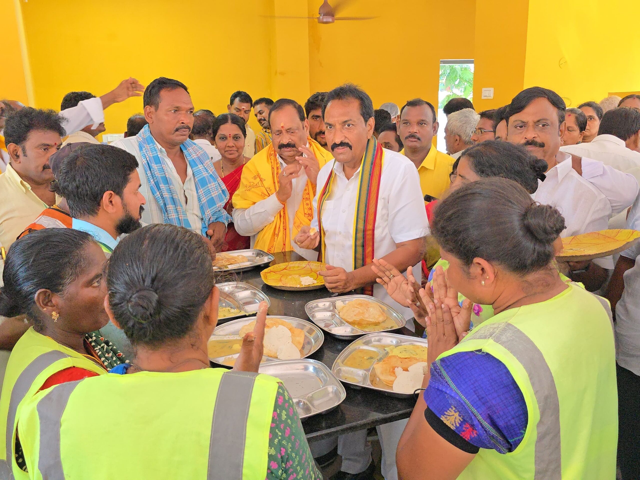 అన్న క్యాంటీన్‌లో అల్పాహారం వడ్డించిన ఎమ్మెల్యే