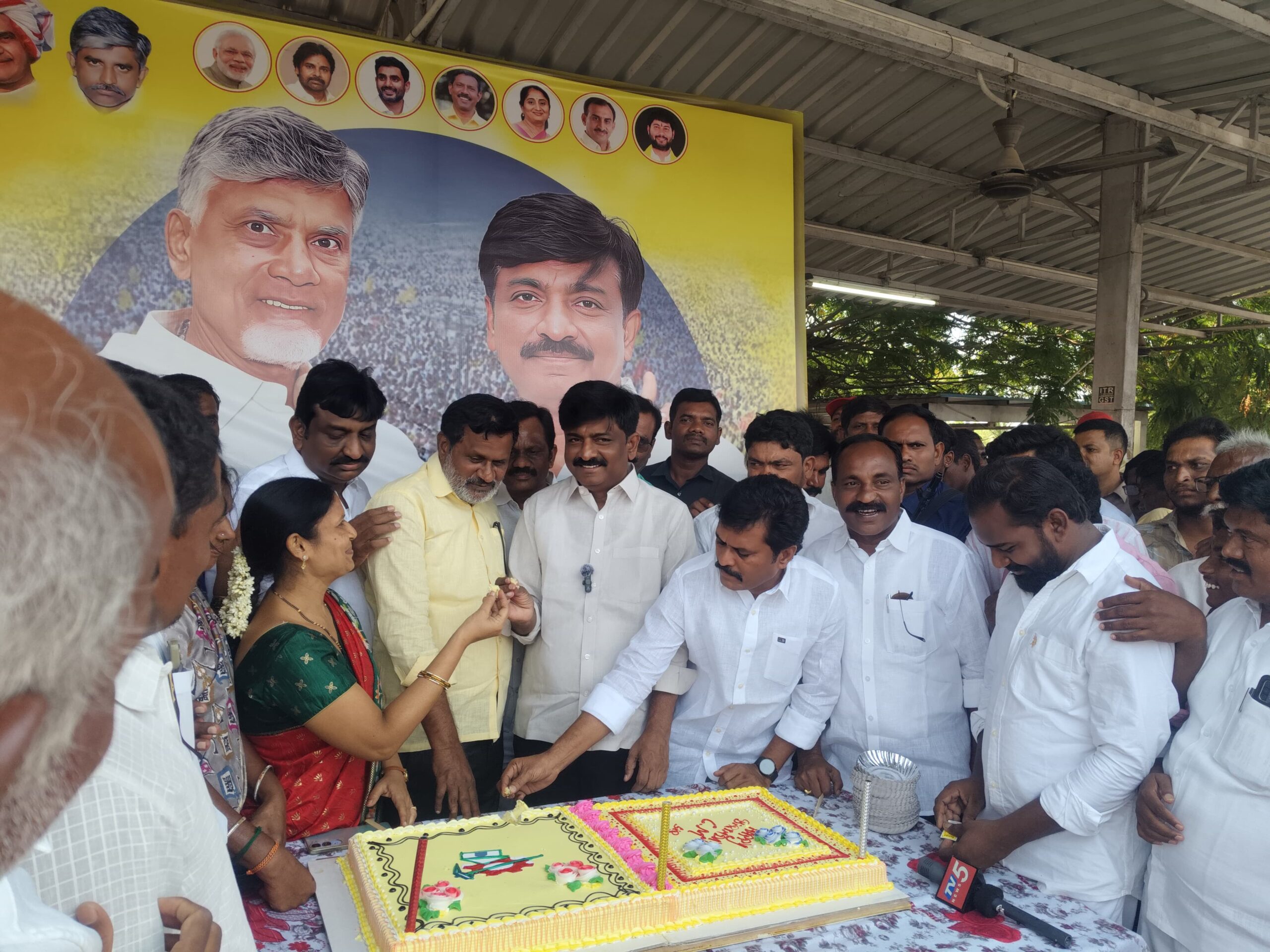 పేదల ఆకలి తీర్చడమే సీఎం లక్ష్యం: ఇంఛార్జ్