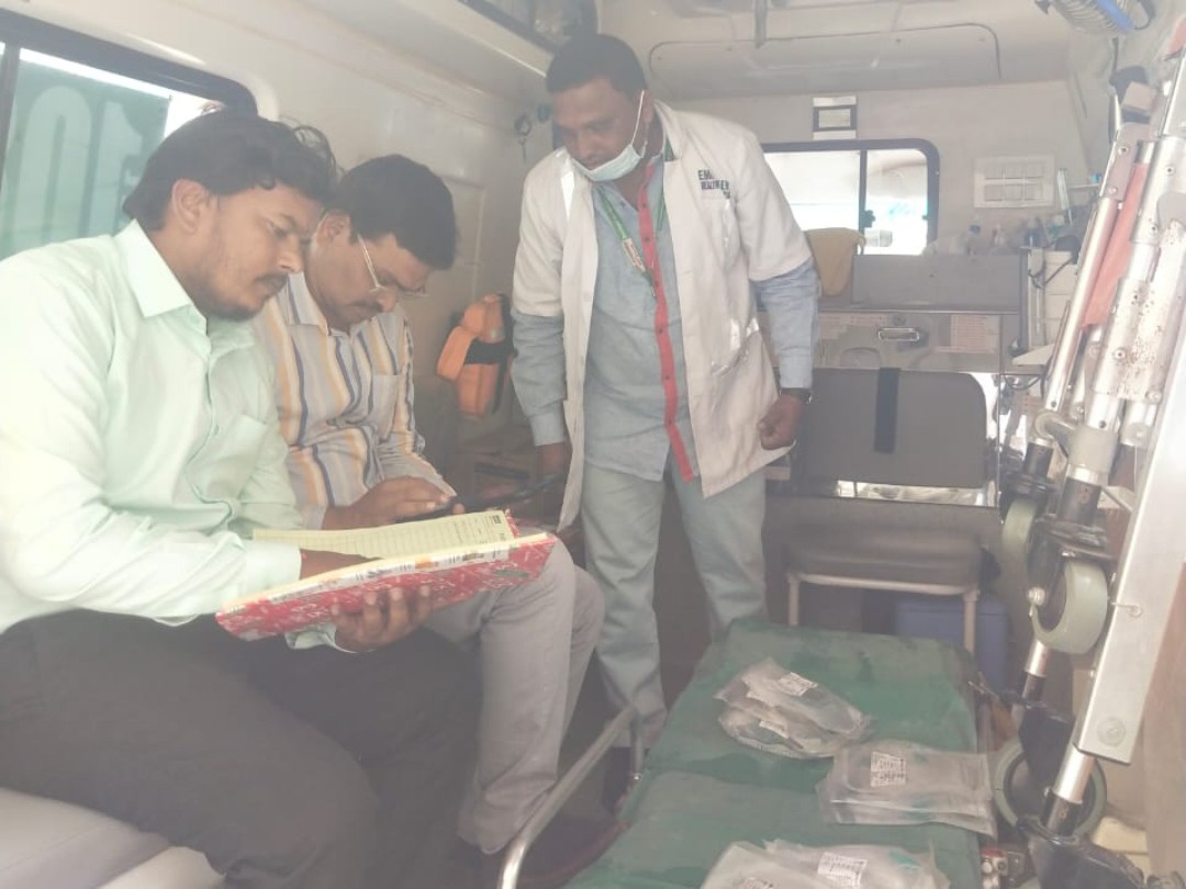 108 అంబులెన్స్ ను తనిఖీ చేసిన అధికారులు