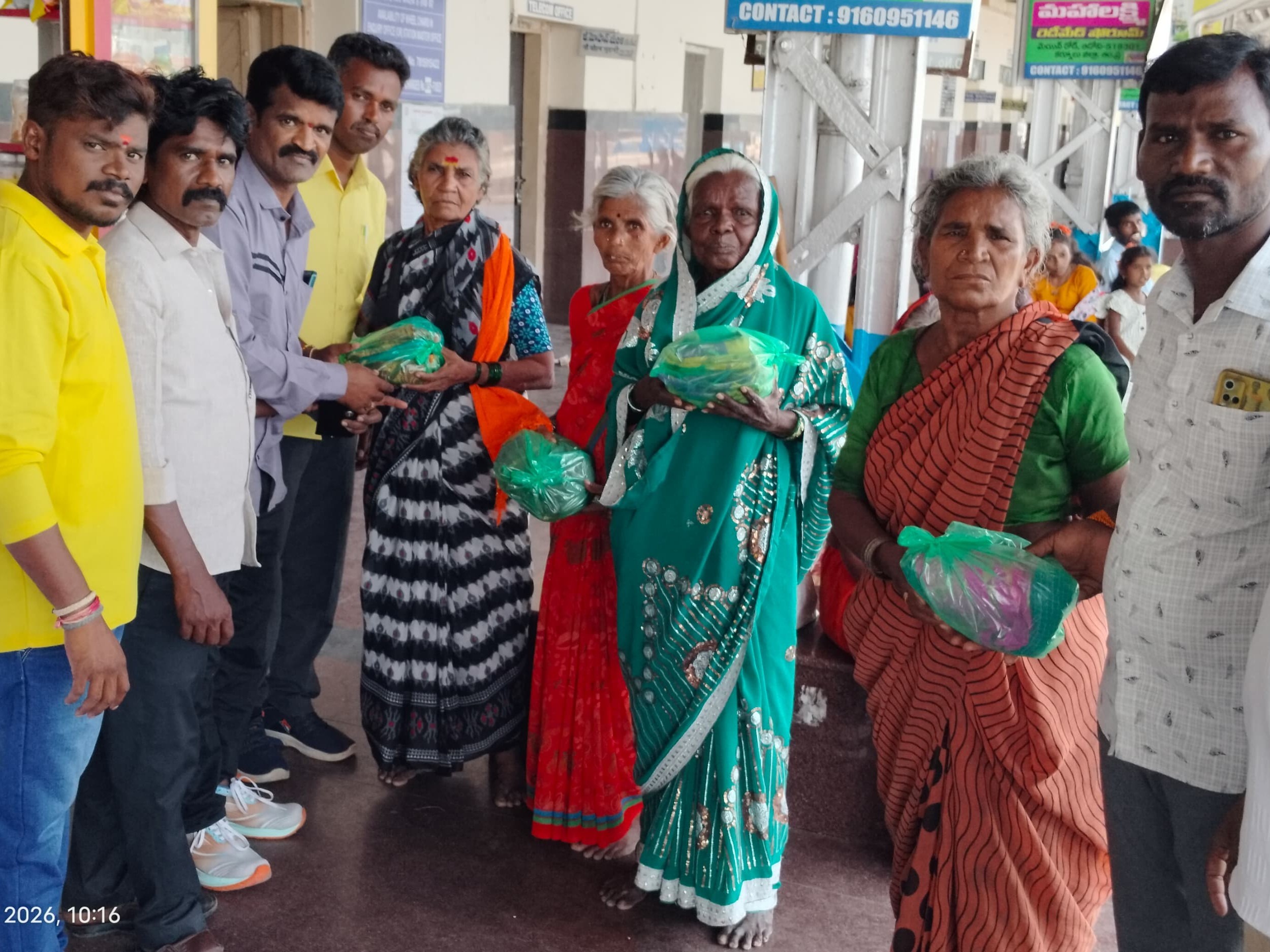 అనాధ మహిళలకు చీరల పంపిణీ