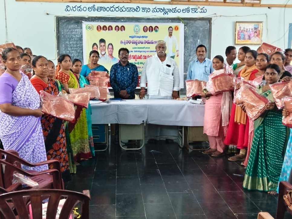 వీవోఏలకు స్మార్ట్ ఫోన్‌ల పంపింణీ