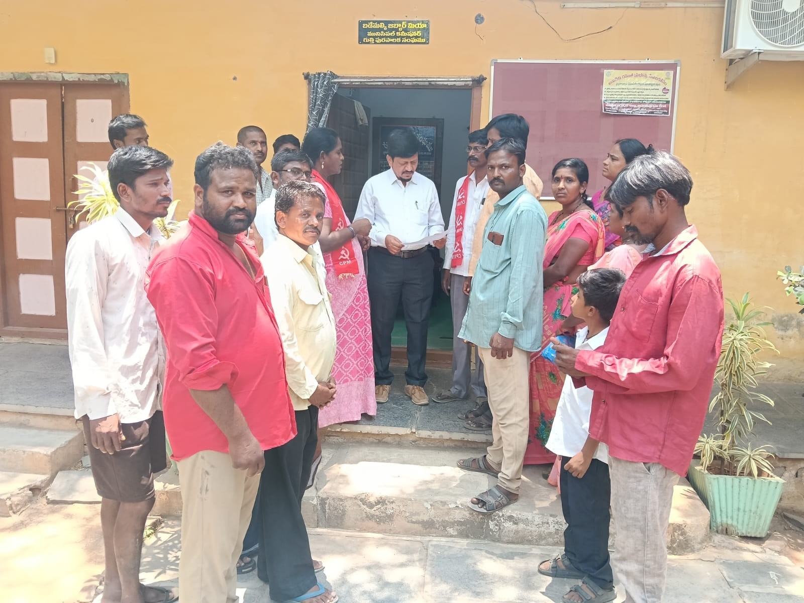 మున్సిపాలిటీ కార్యాలయం ఎదుట CPM ధర్నా