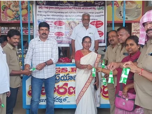 ఆర్టీసీ కార్మికులకు మజ్జిగ ప్యాకెట్లు పంపిణీ