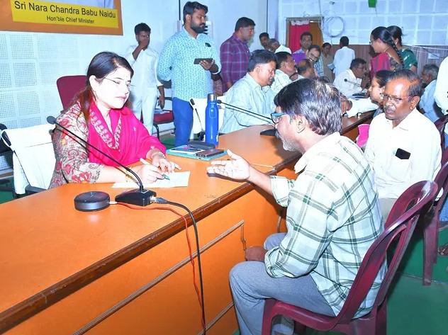 అర్జీలు స్వీకరించిన నంద్యాల కలెక్టర్