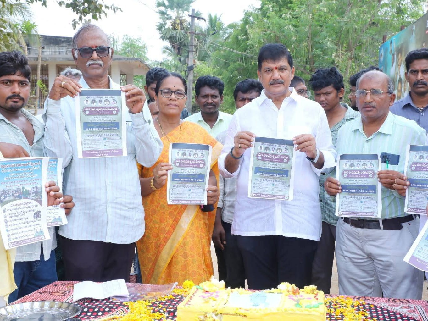 వీరనాయకునిపాలెంలో కరపత్రాల విడుదల