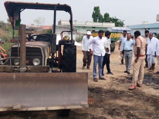 జీపీ ట్రాక్టర్‌కు నిప్పు పెట్టిన దుండగులు