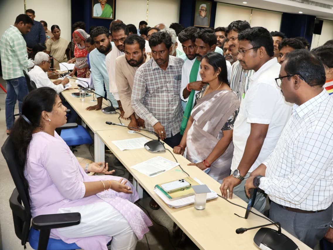 ప్రజా వినతులు సత్వరం పరిష్కరించాలి: అదరపు కలెక్టర్