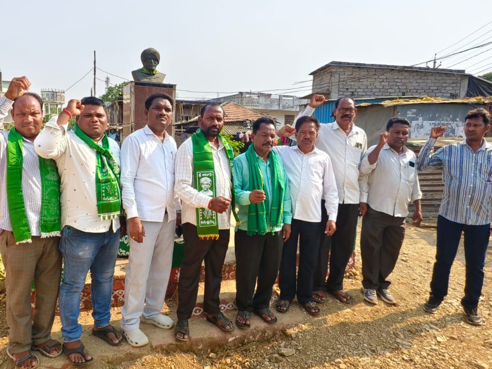 ఇంద్రవెల్లి అమరవీరులకు నివాళులు అర్పించిన ఆదివాసీలు