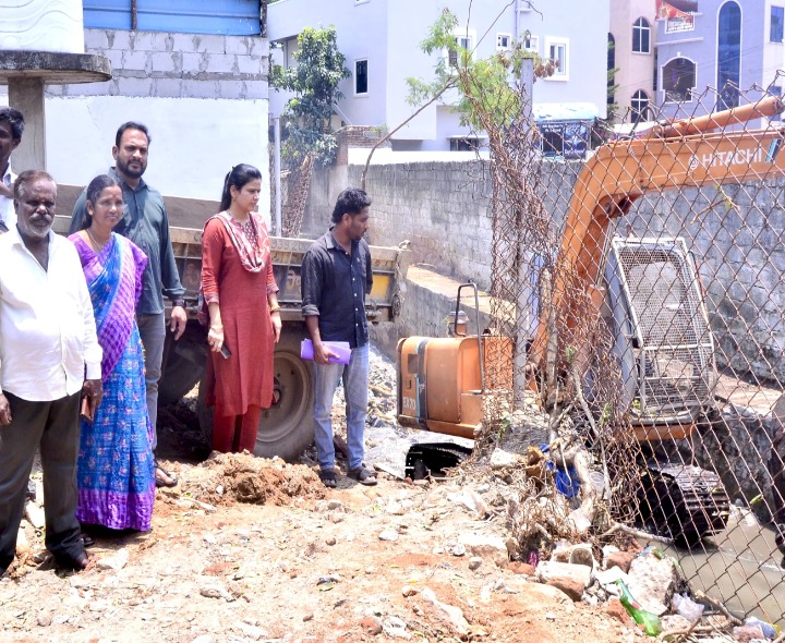 కాలువల పూడిక తొలగింపు పనులు పరిశీలన