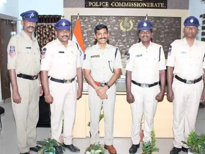 నలుగురు కానిస్టేబుళ్లకు పదోన్నతి